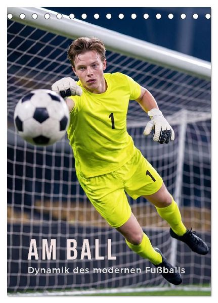 Am Ball - Dynamik des modernen Fußballs (Tischkalender 2027 DIN A5 hoch), CALVENDO Monatskalender